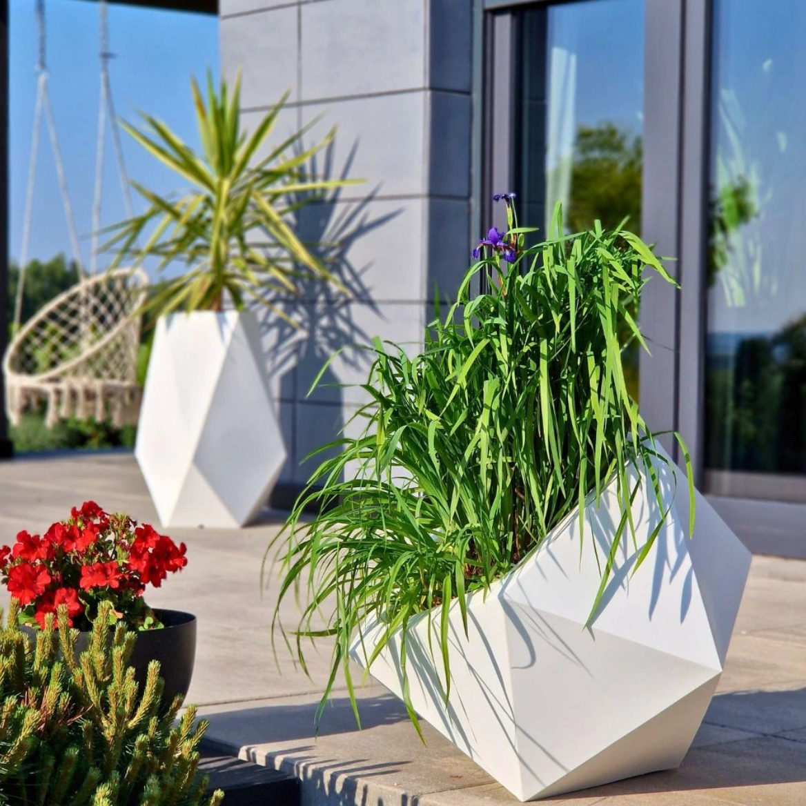 Moderner geometrischer Pflanzkübel Weiß – Outdoor Blumentopf für Garten, Terrasse und Balkon – Dekorativer XXL Pflanztopf