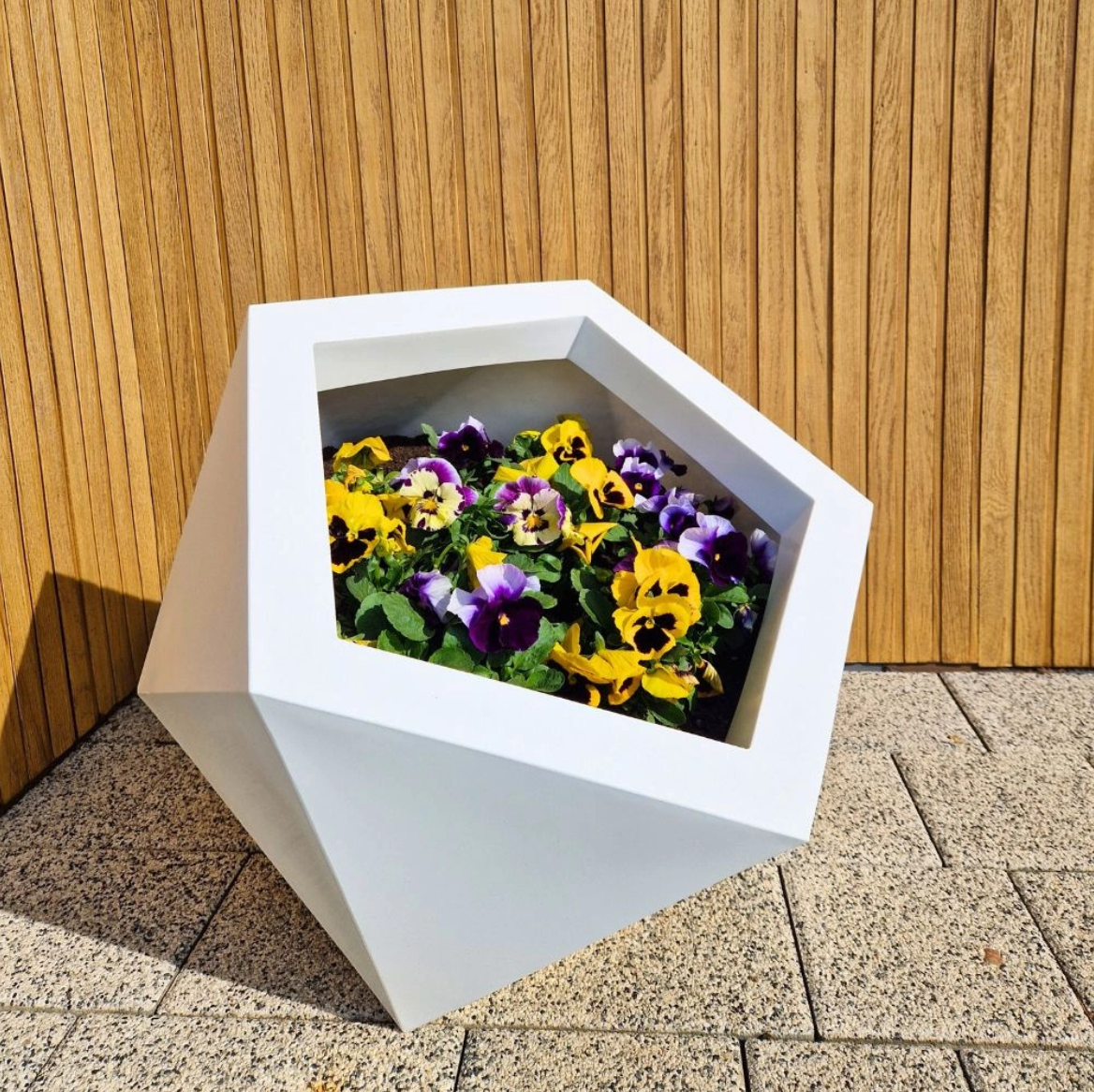 Moderner geometrischer Pflanzkübel Weiß – Outdoor Blumentopf für Garten, Terrasse und Balkon – Dekorativer XXL Pflanztopf